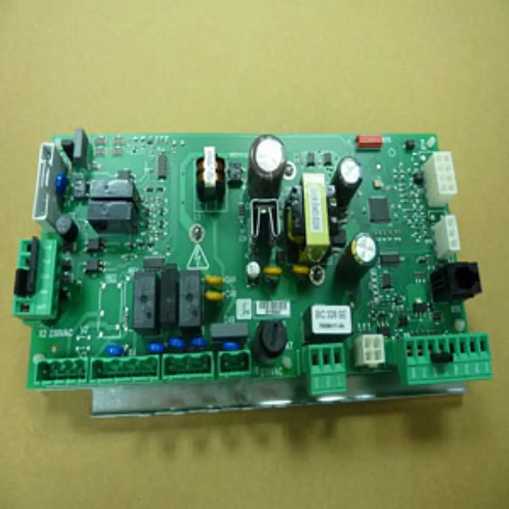 Grüne Platine mit elektronischen Komponenten, darunter Widerstände, Kondensatoren und Steckverbindungen für einen Feuerungsautomaten der Marke Remeha.
